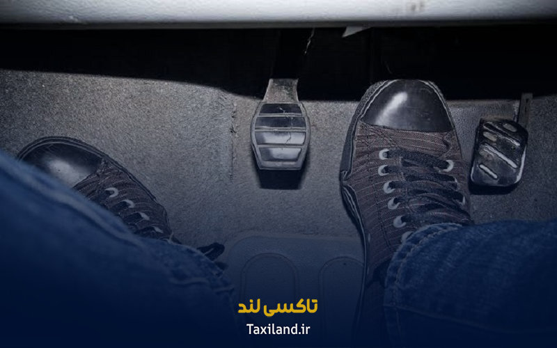 چطور از استهلاک زودهنگام خودروی تاکسی جلوگیری کنیم؟ 1 خطرات استراحت دادن به پا روی پدال کلاچ - تاکسی لند